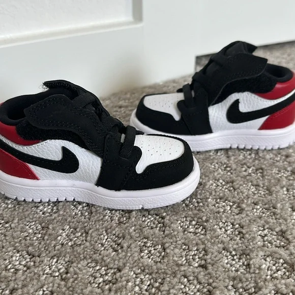 5c Jordan 1 red black white toddler girls boys
No box - Picture 3 of 5